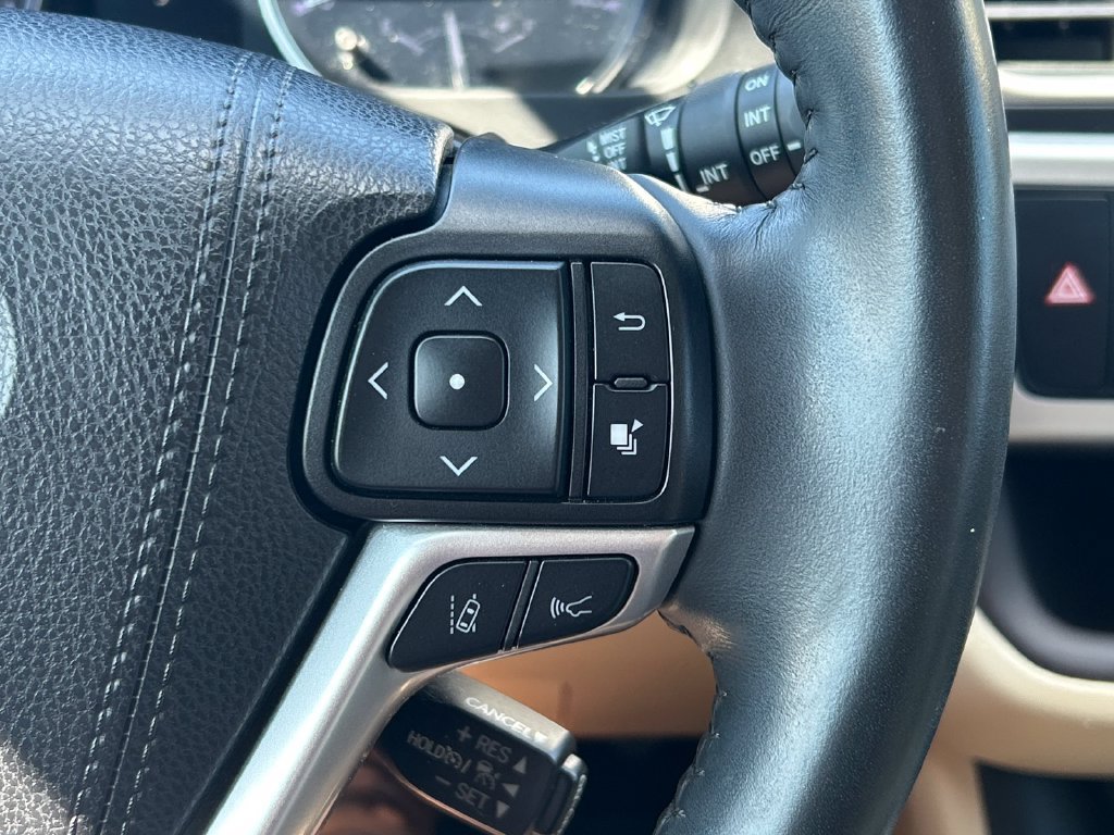 Used 2019 Toyota Highlander XLE FWD image 39