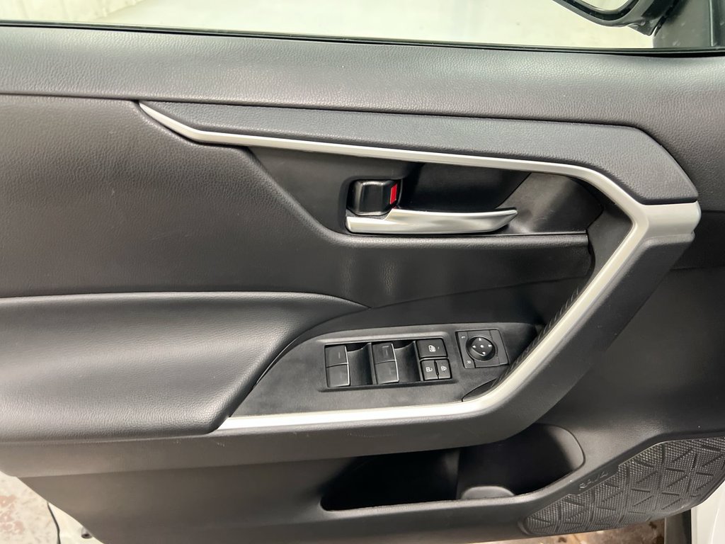 Used 2024 Toyota RAV4 XLE AWD/4WD image 21