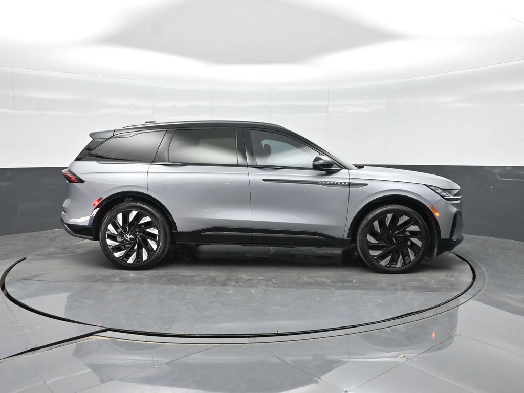 Used 2025 Lincoln Nautilus Reserve w/ Jet Appearance Package AWD/4WD image 11