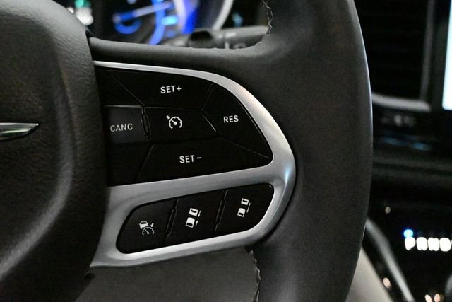 Used 2023 Chrysler Pacifica Limited FWD image 35