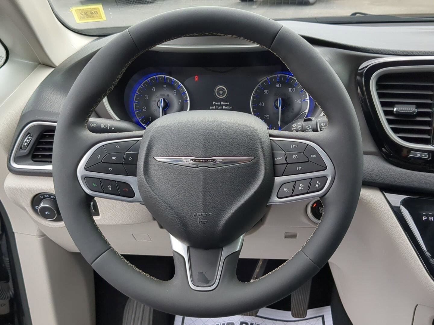 Used 2024 Chrysler Pacifica Touring-L FWD image 13