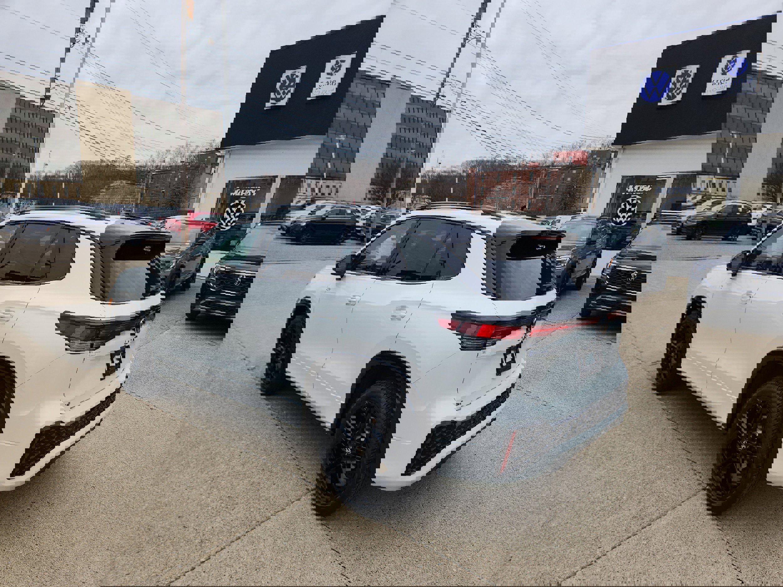 New 2026 Volkswagen Tiguan SE R-Line image 3