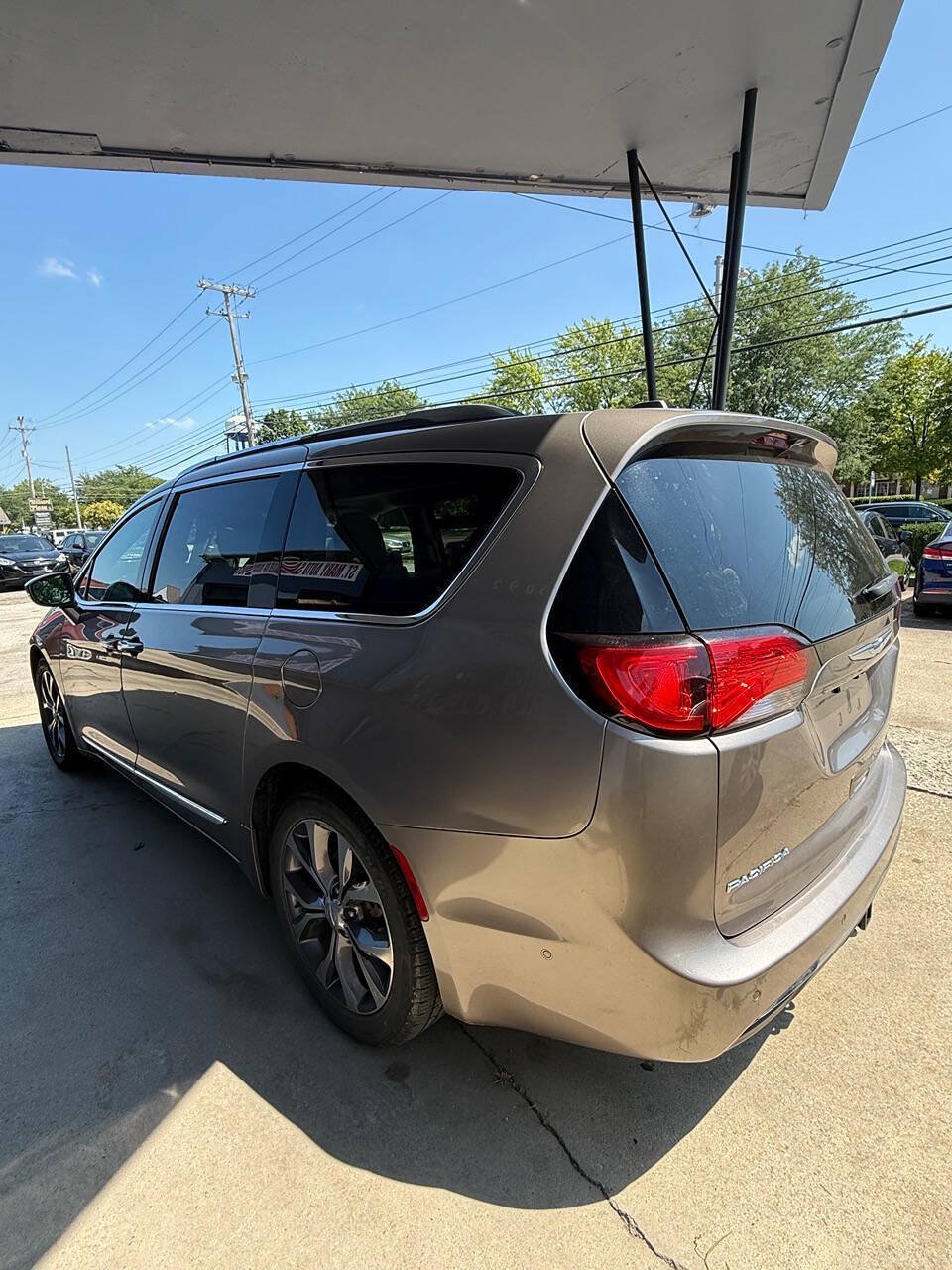 Used 2018 Chrysler Pacifica Limited w/ Tire & Wheel Group FWD image 4
