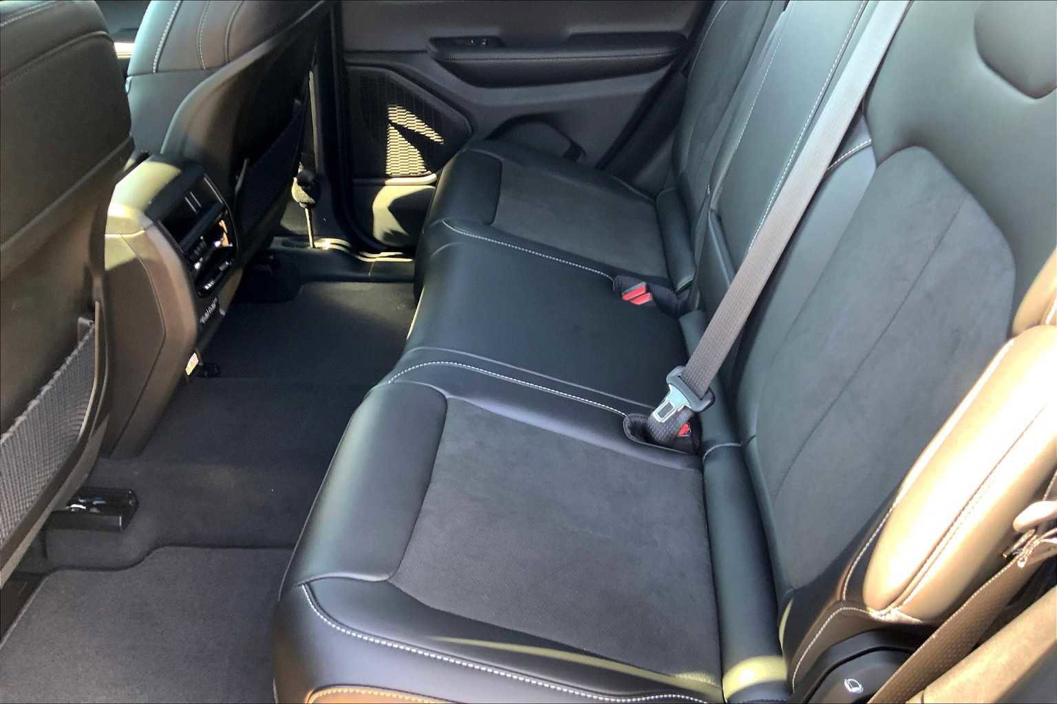 New 2025 Jeep Grand Cherokee Altitude image 16