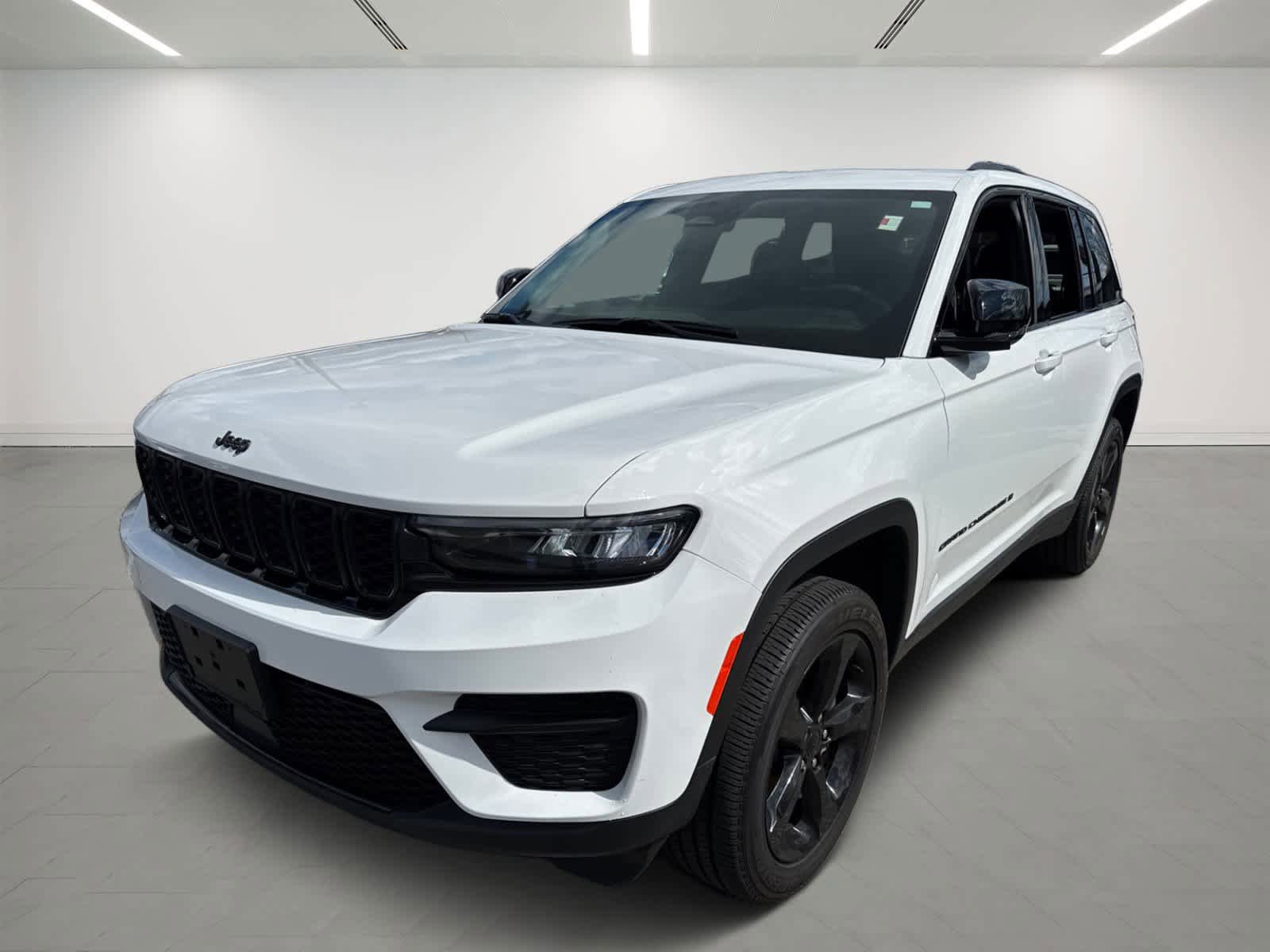Used 2025 Jeep Grand Cherokee Altitude AWD/4WD image 2