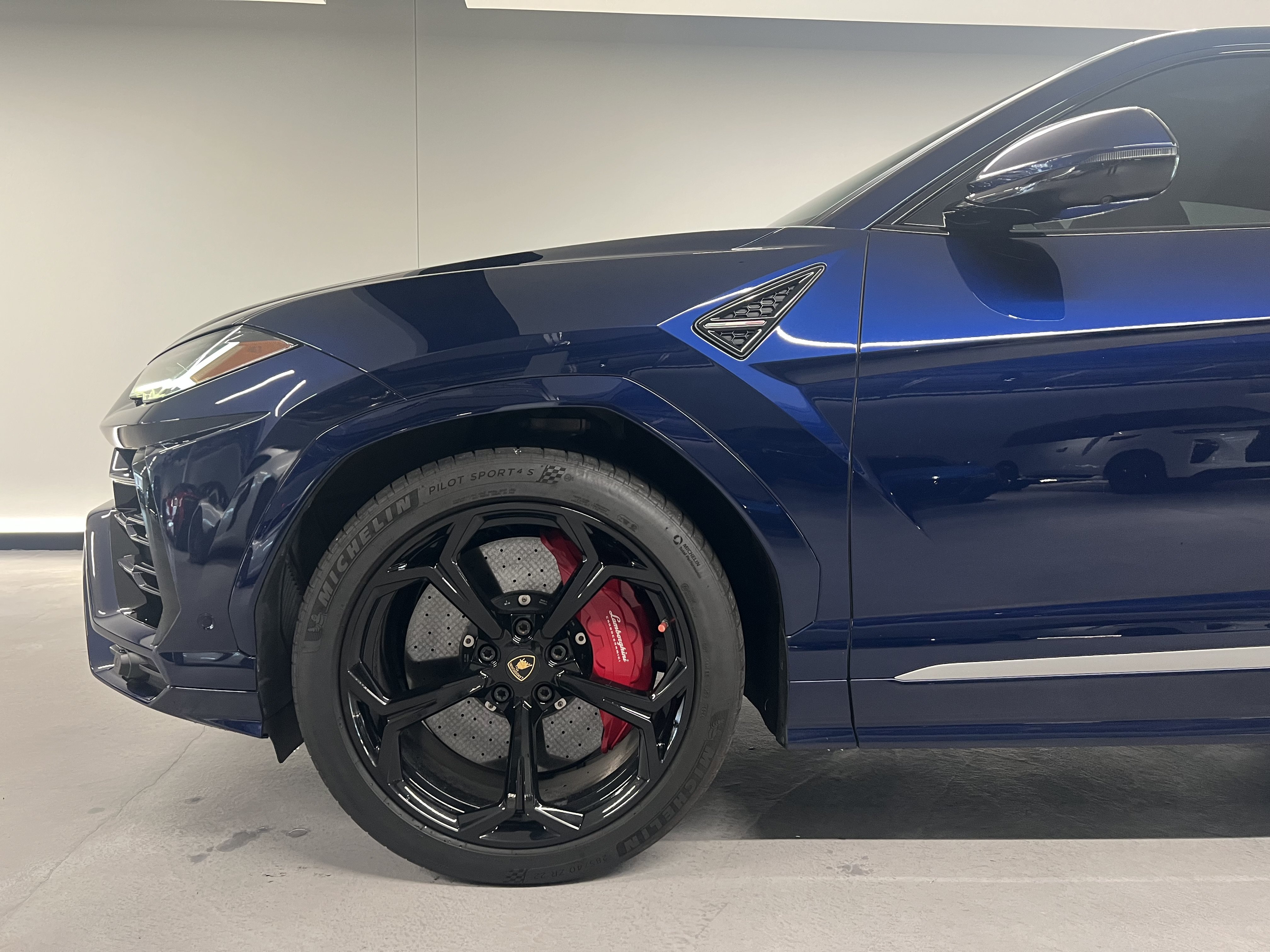 Used 2019 Lamborghini Urus AWD/4WD image 24