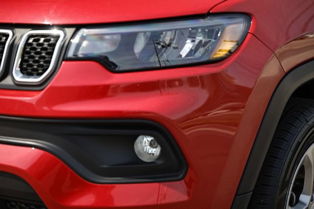 Used 2024 Jeep Compass Latitude image 3