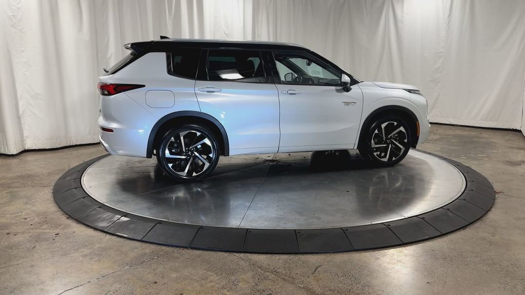 Used 2023 Mitsubishi Outlander SEL image 2