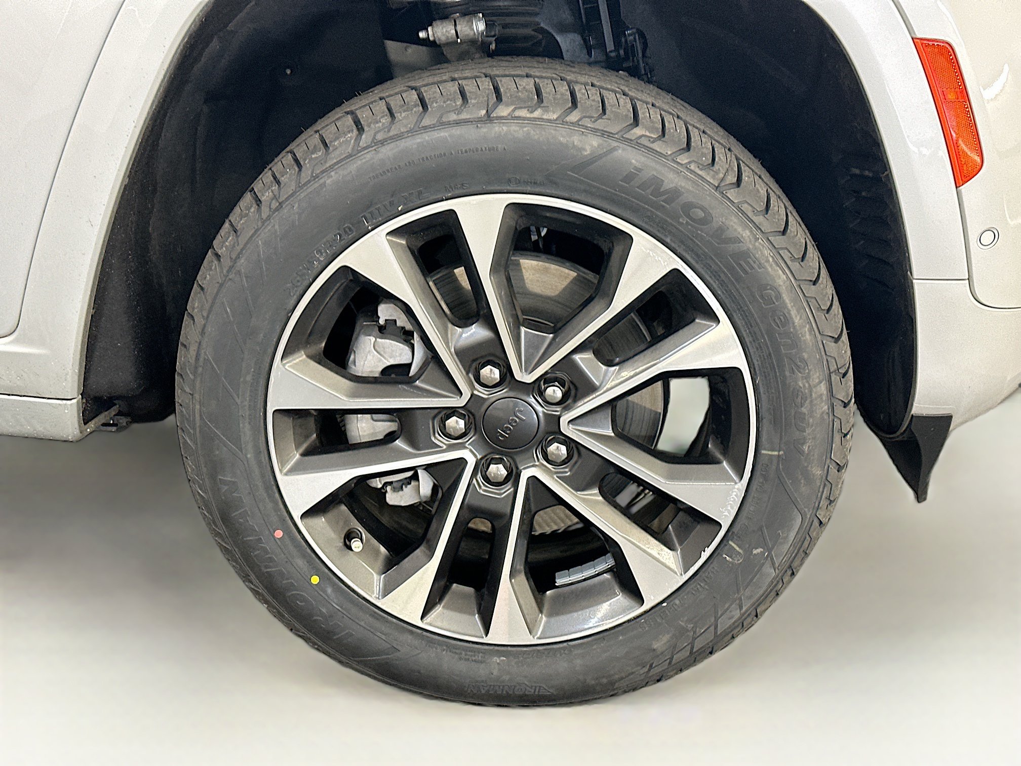 Used 2023 Jeep Grand Cherokee Overland w/ Luxury Tech Group IV AWD/4WD image 37