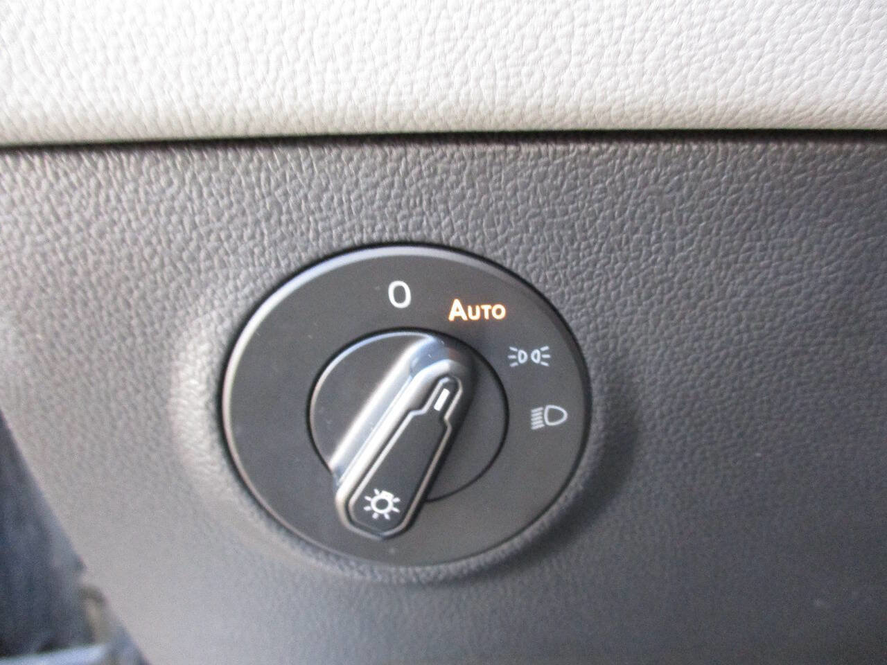 Used 2022 Volkswagen Taos SEL image 29