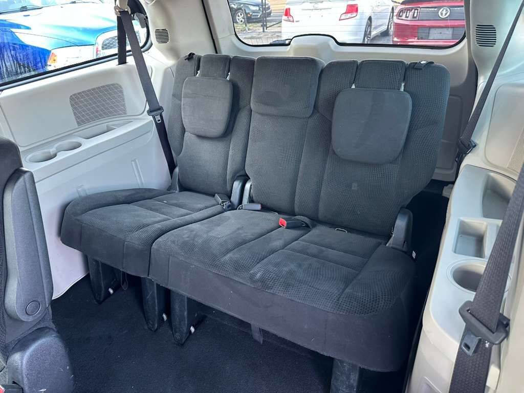 Used 2016 Dodge Grand Caravan American Value Package w/ UConnect Hands-Free Group image 22