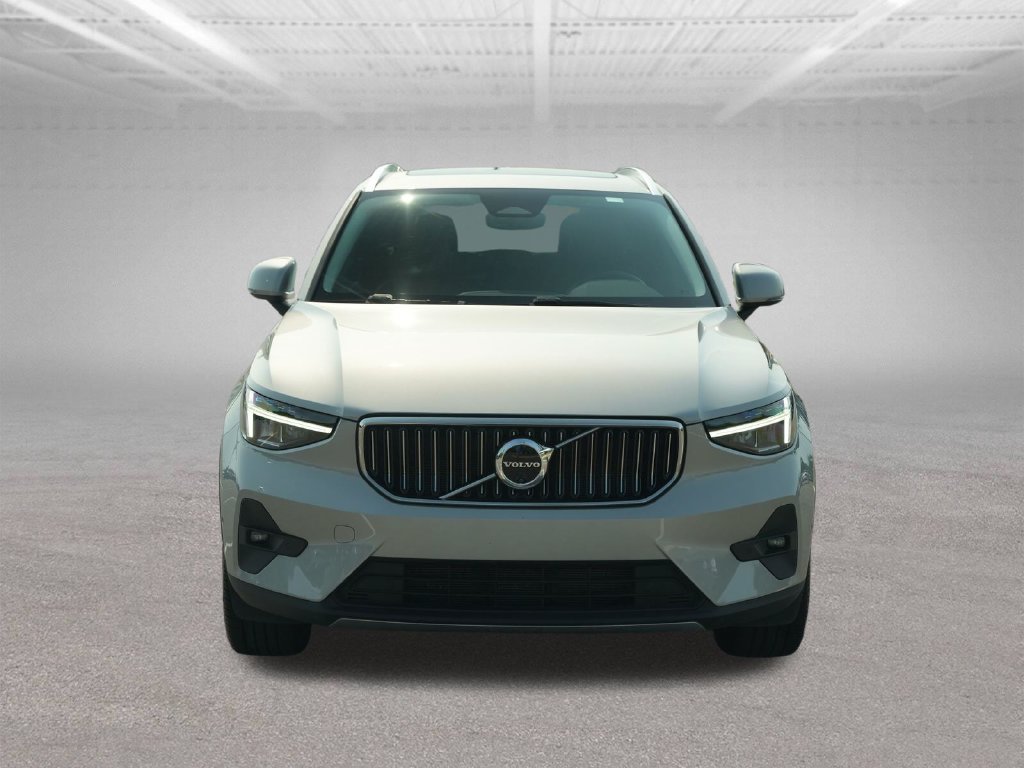 Used 2025 Volvo XC40 B5 Plus AWD/4WD image 2