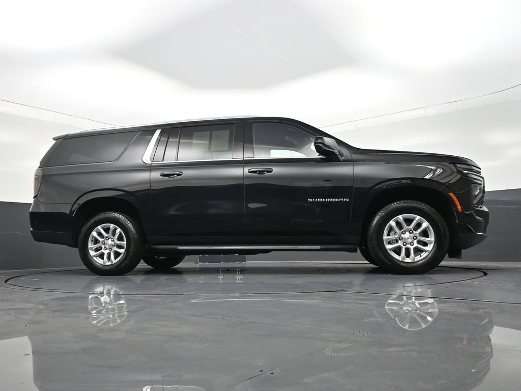 Used 2025 Chevrolet Suburban LT image 33