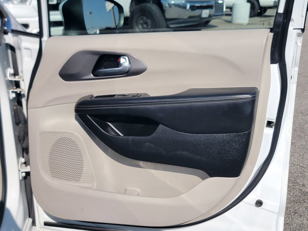Certified 2023 Chrysler Pacifica Touring-L image 25