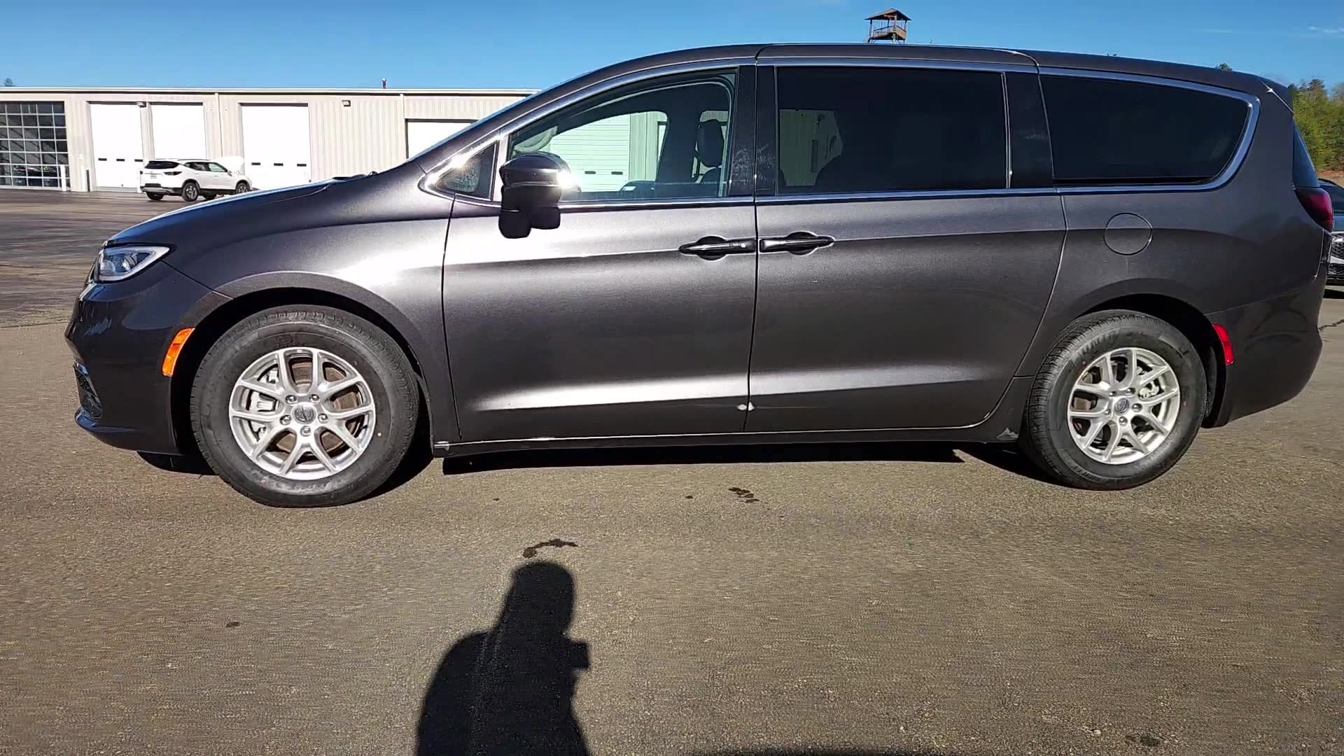 Used 2023 Chrysler Pacifica Touring-L image 6