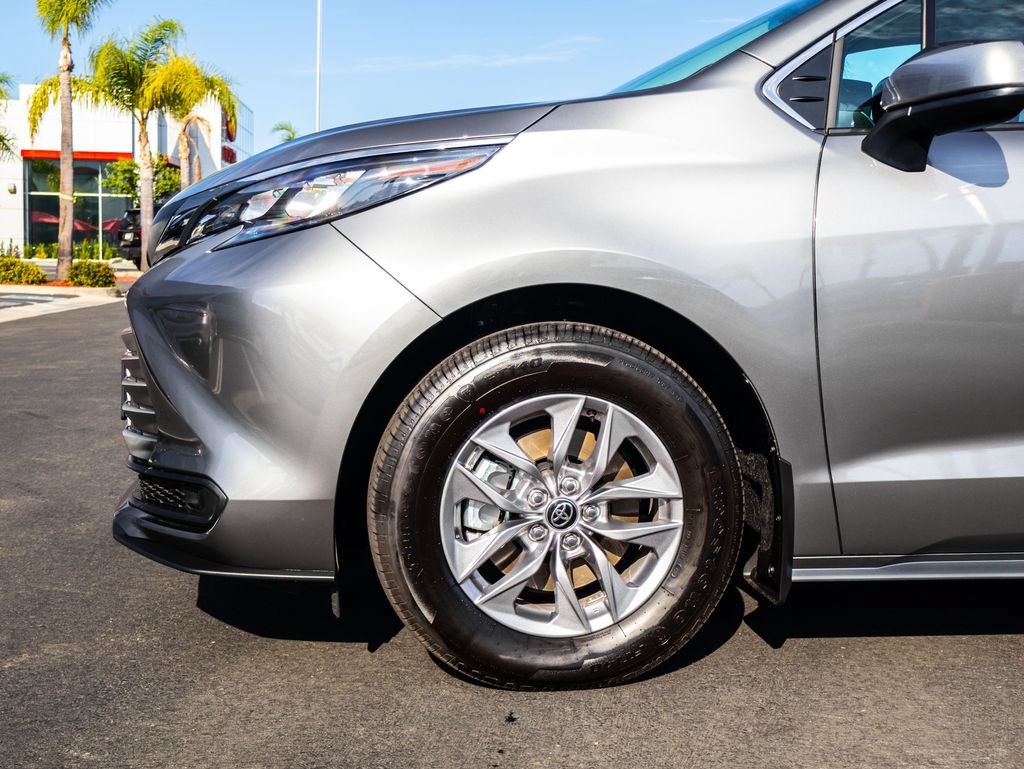 Used 2026 Toyota Sienna LE AWD/4WD image 5