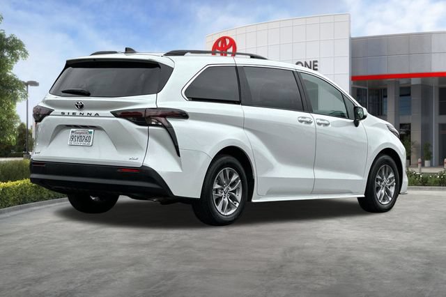 Certified 2026 Toyota Sienna XLE FWD image 5