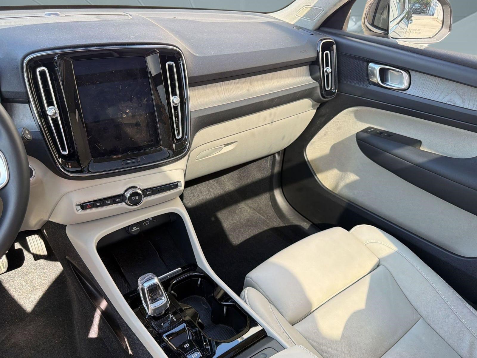 Used 2023 Volvo XC40 B5 Plus w/ Protection Package Premier image 25