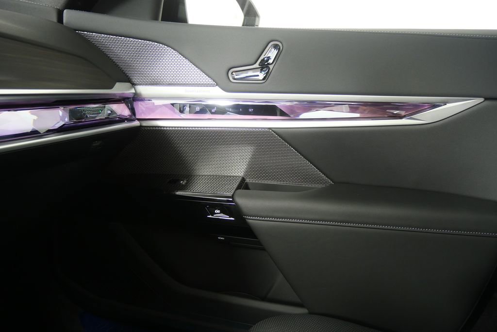 Used 2026 BMW 750e xDrive image 28