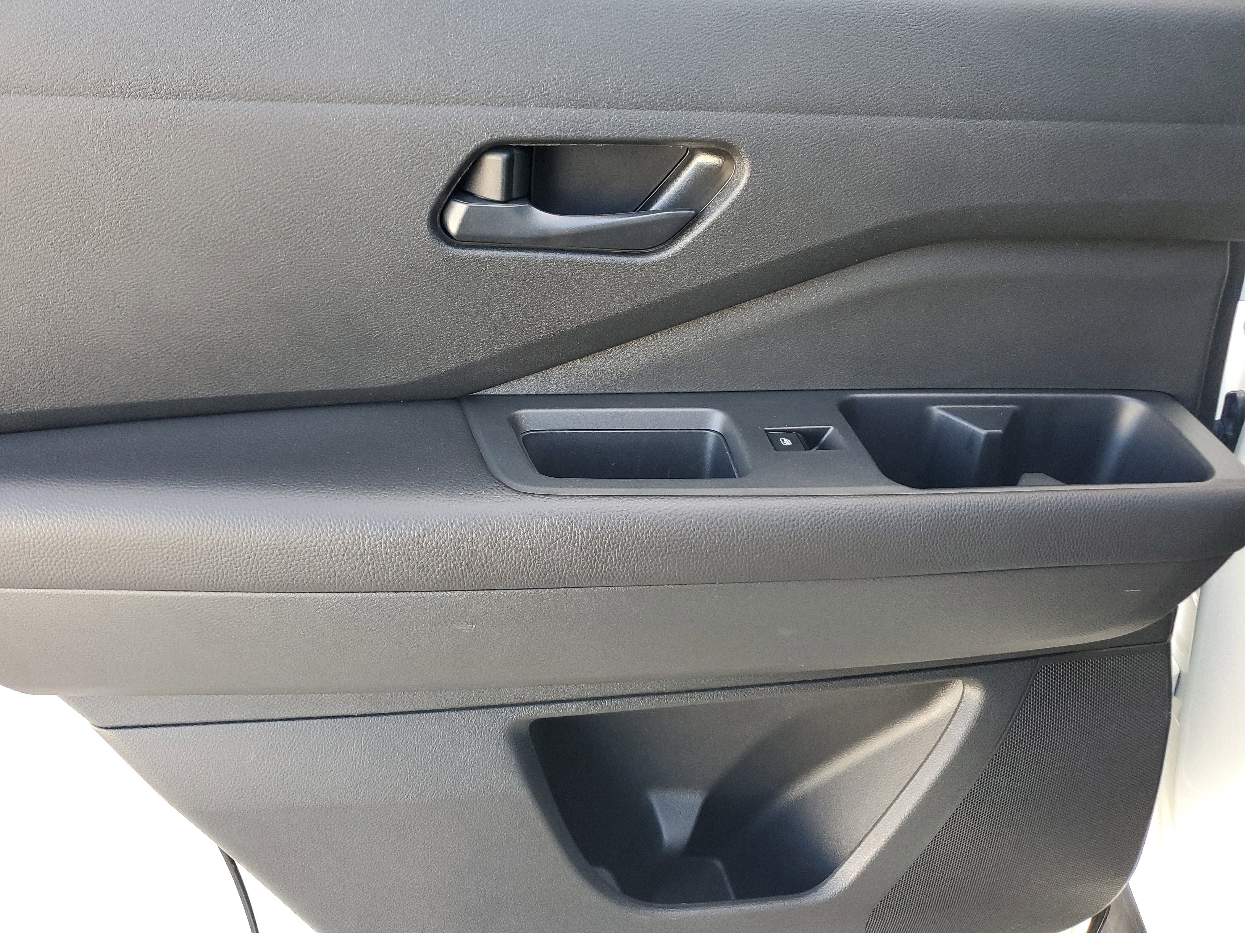 Used 2024 Nissan Pathfinder S image 27