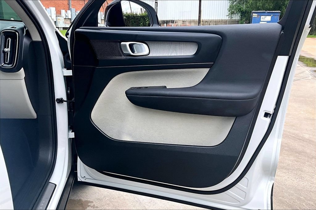 Certified 2026 Volvo XC40 B5 Plus AWD/4WD image 26
