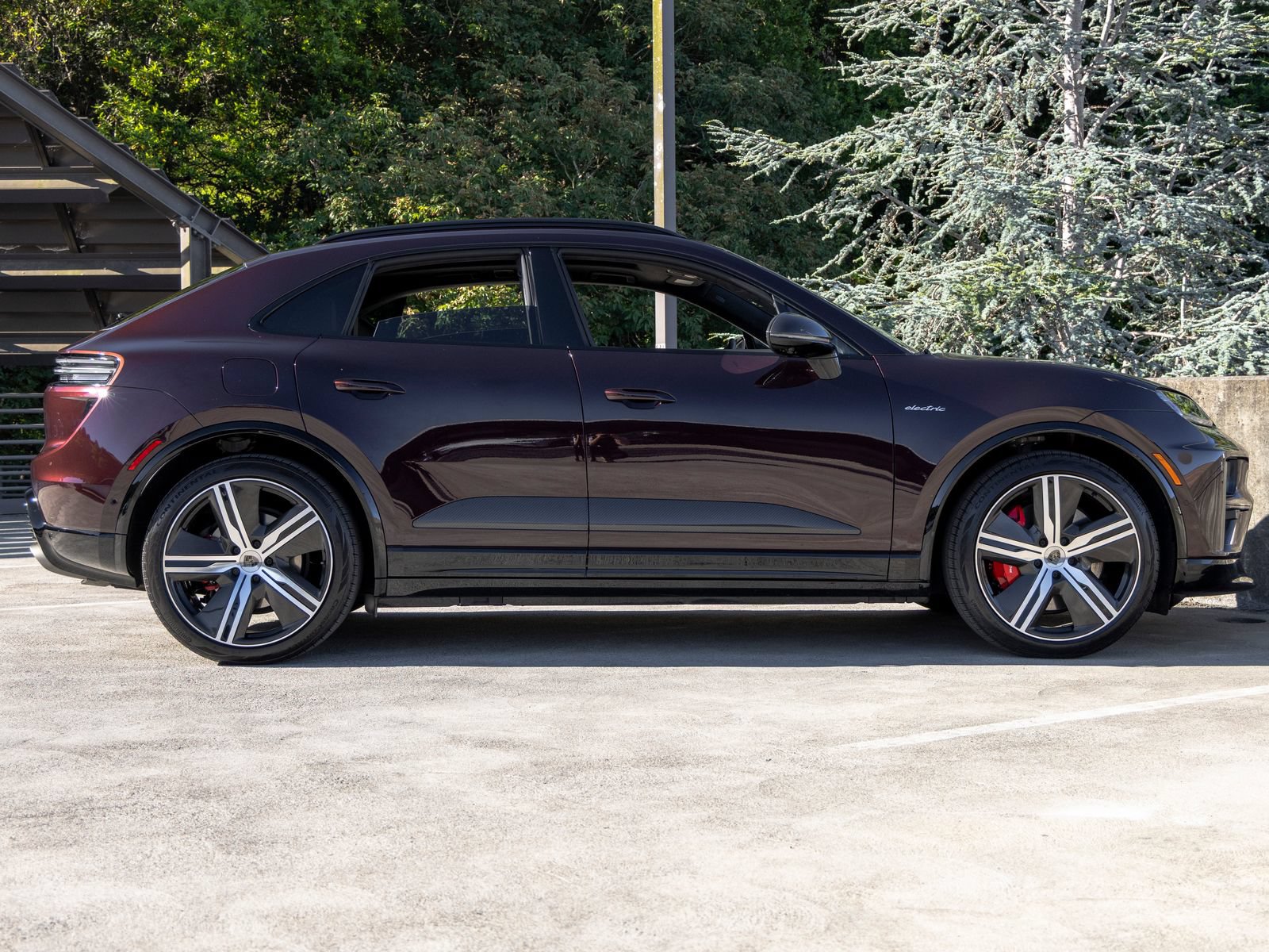 Certified 2024 Porsche Macan Turbo Electric AWD/4WD image 12