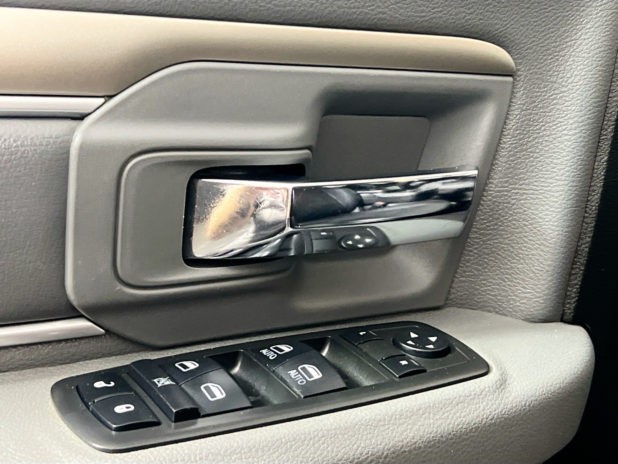 Used 2019 RAM 1500 Classic SLT AWD/4WD image 16