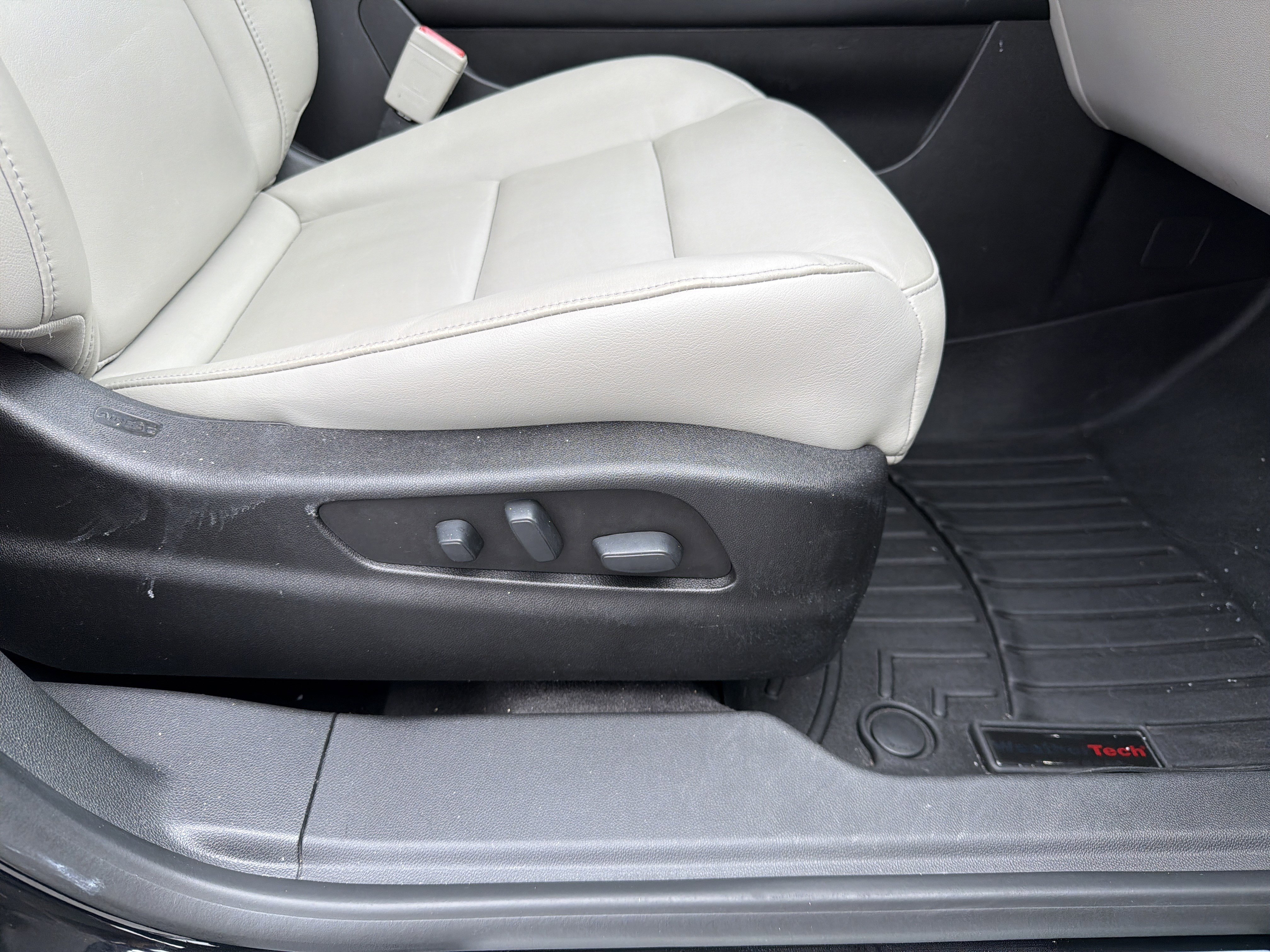 Used 2019 Cadillac XT4 Premium Luxury w/ Cold Weather Package image 16