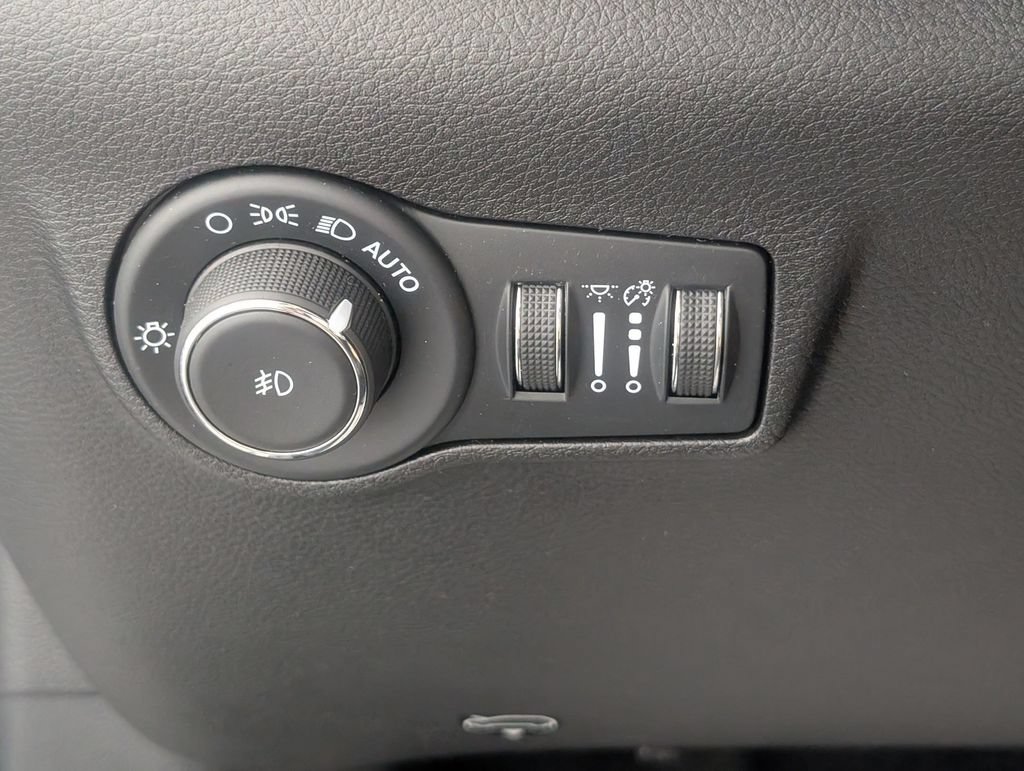 Used 2025 Jeep Compass Trailhawk w/ Trailer Tow Group AWD/4WD image 13