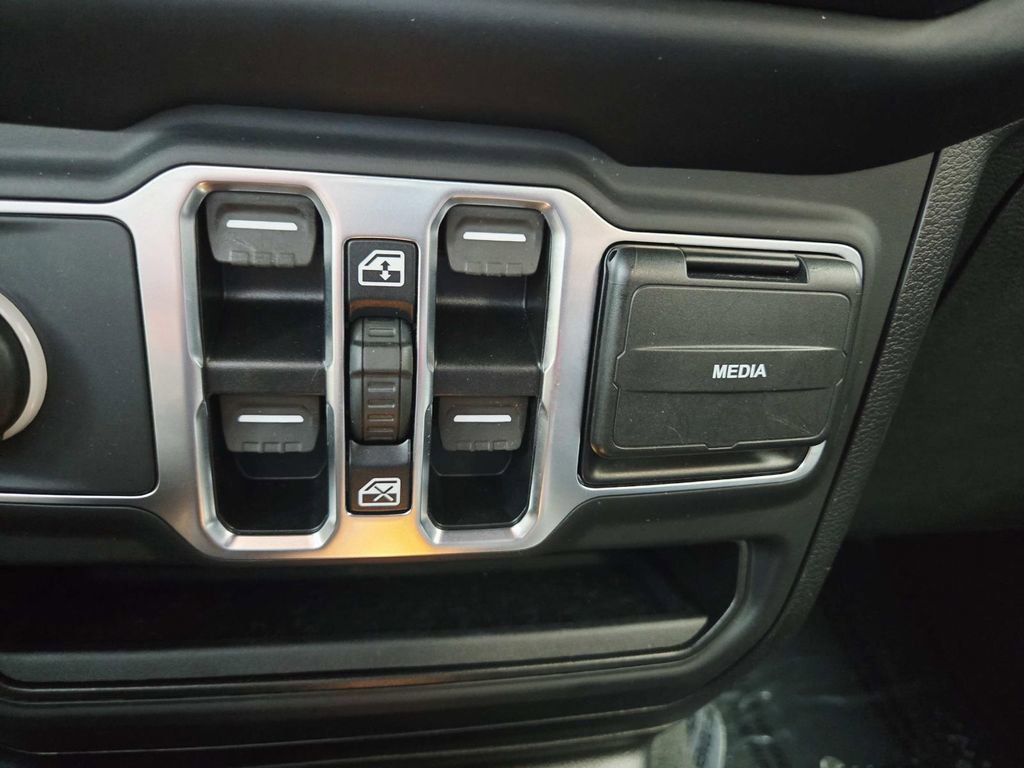 Used 2021 Jeep Wrangler Unlimited Sahara image 39