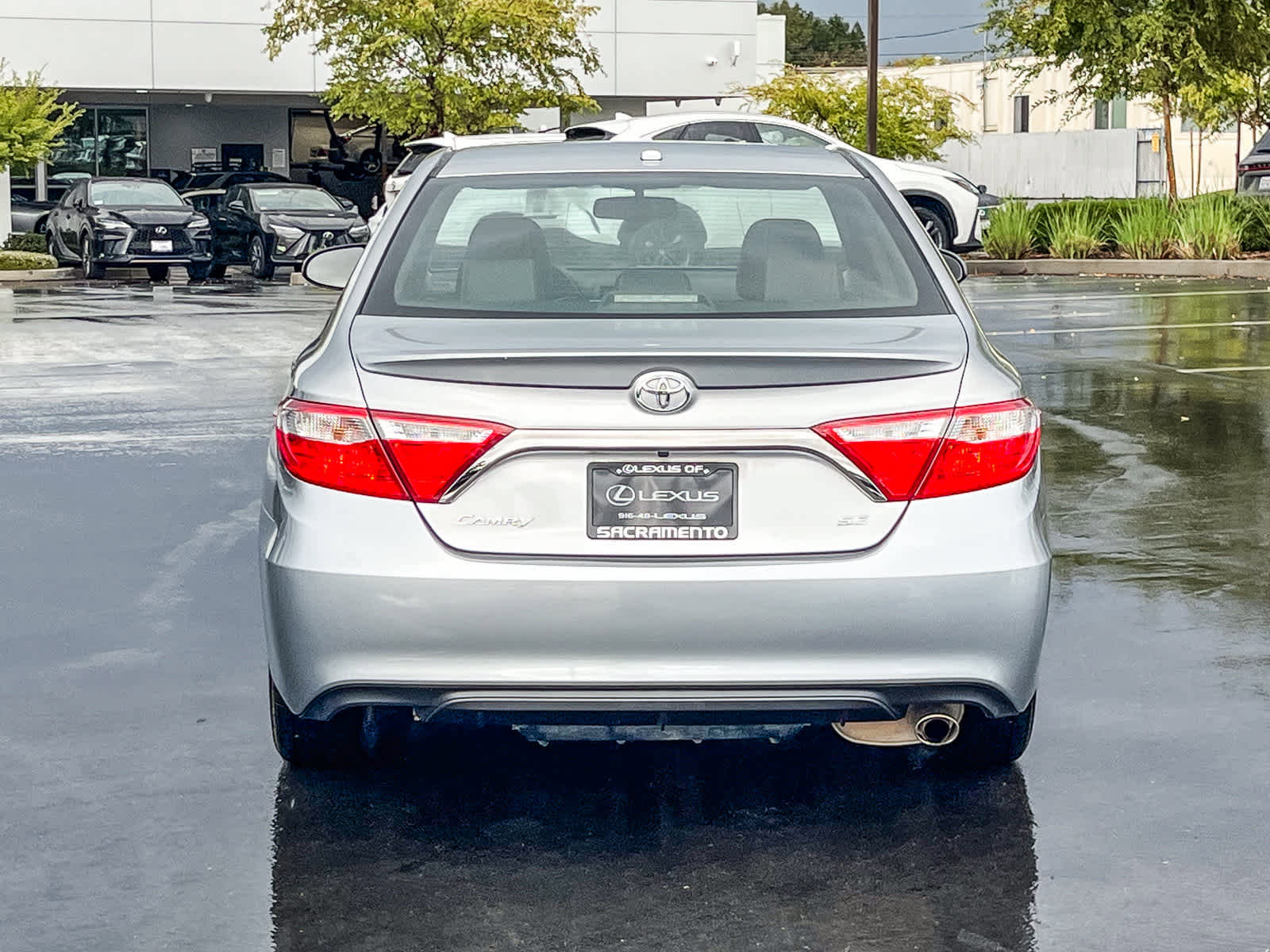 Used 2017 Toyota Camry SE image 3