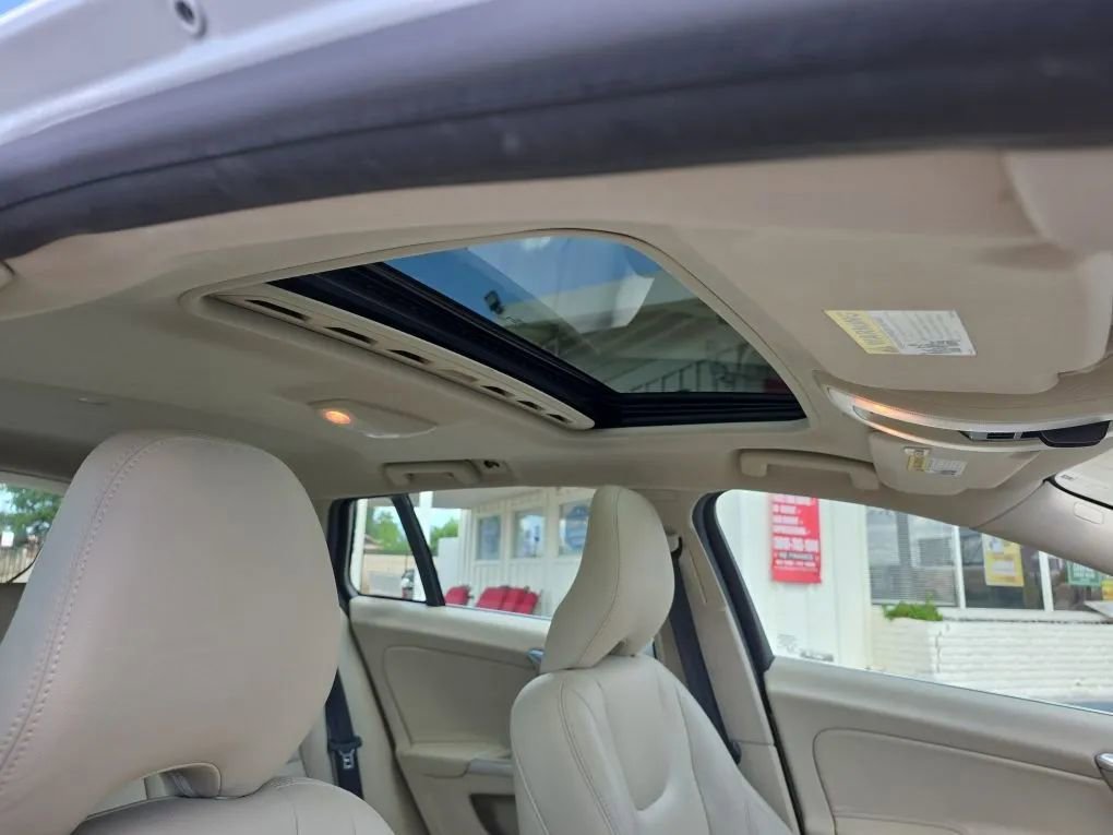 Used 2015 Volvo V60 T5 Premier w/ Convenience Package image 12