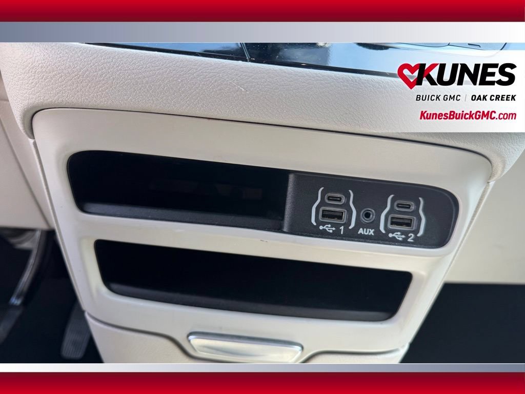 Used 2023 Chrysler Pacifica Touring-L FWD image 29
