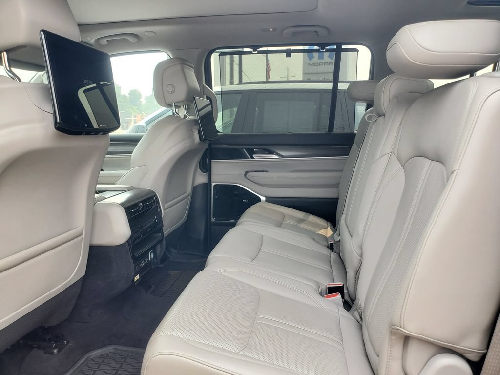 Used 2024 Jeep Wagoneer L Series III w/ Premium Group I AWD/4WD image 29