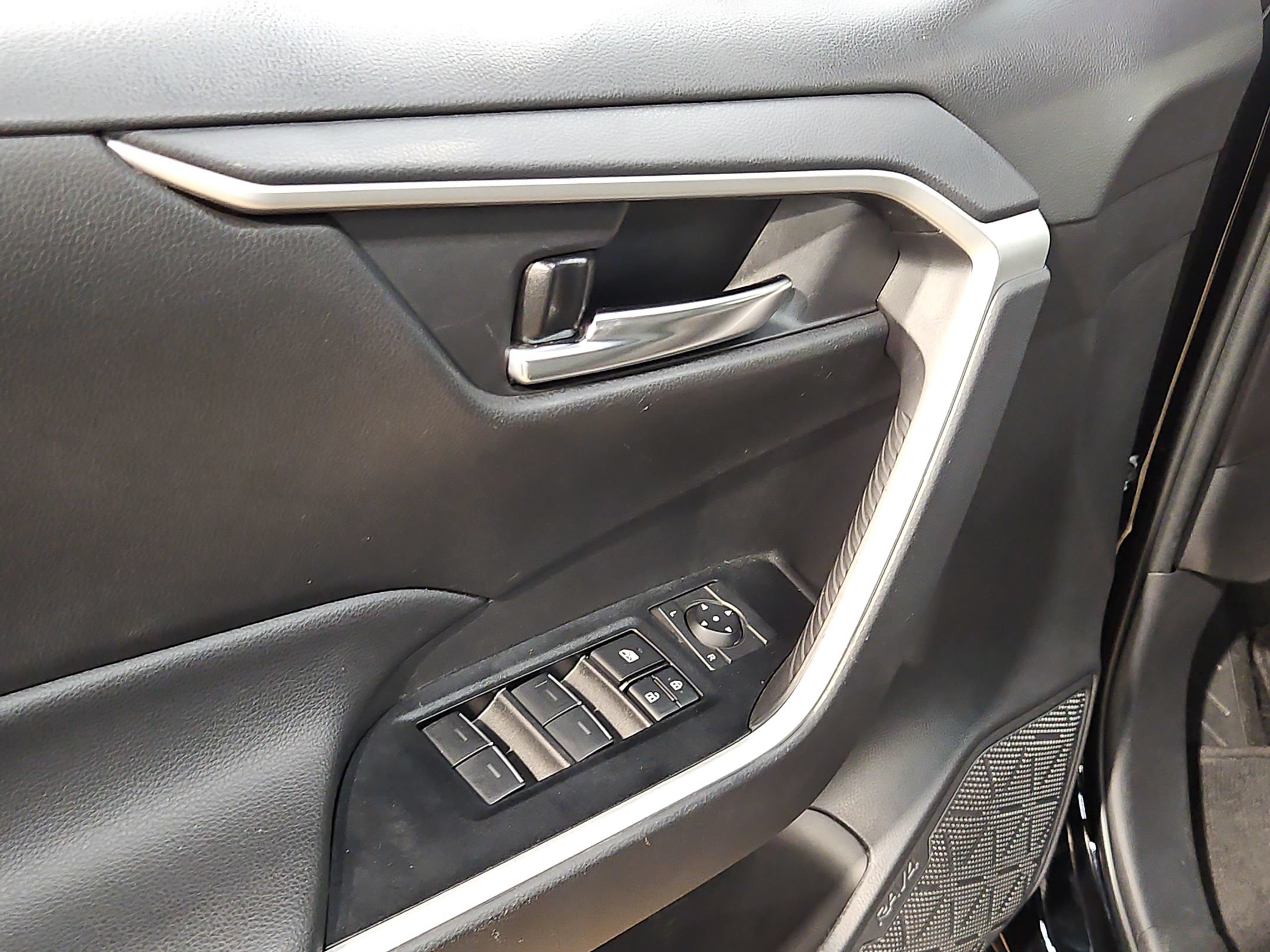 Used 2025 Toyota RAV4 XLE AWD/4WD image 21