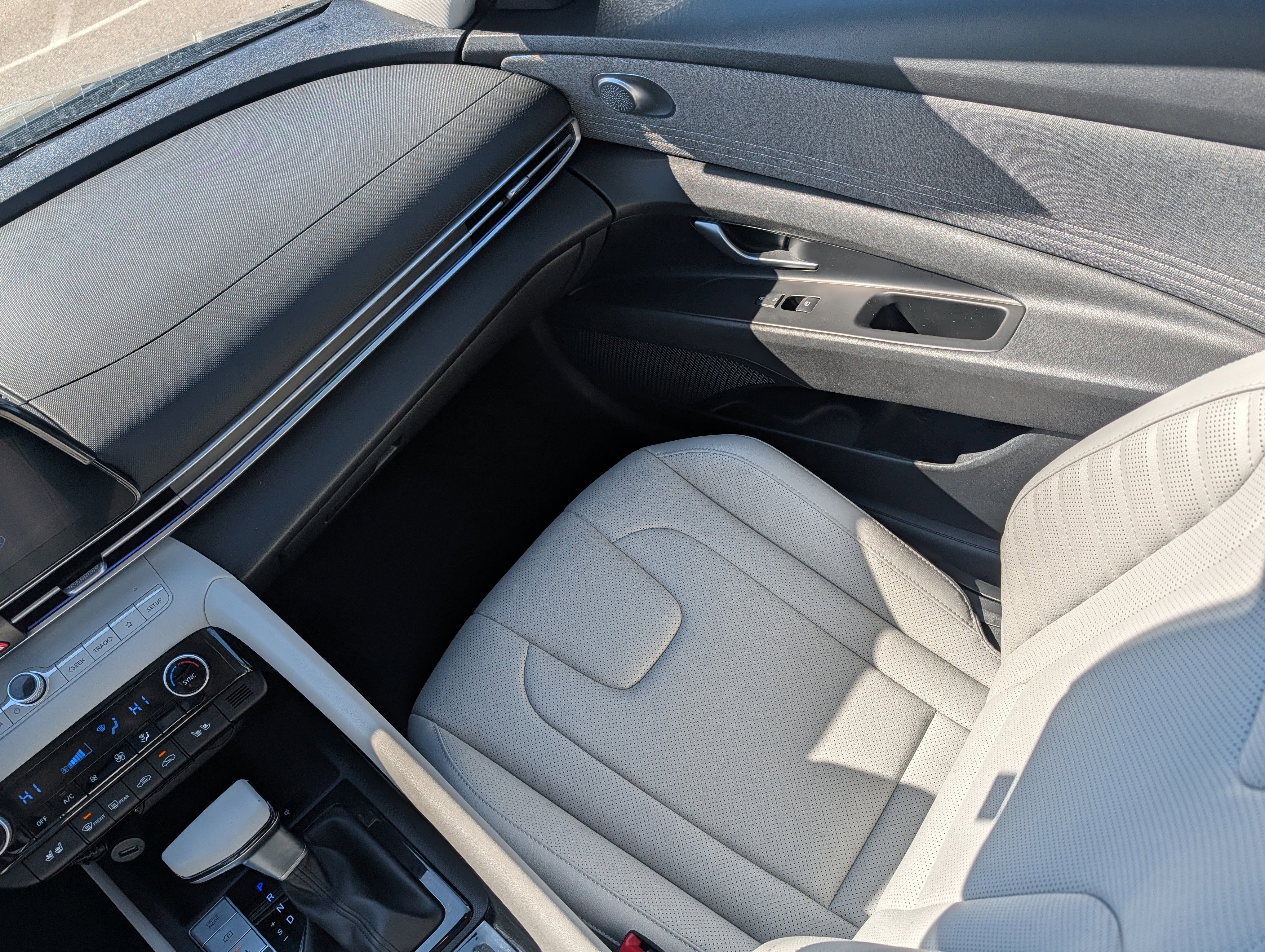 Used 2024 Hyundai Elantra Limited image 11