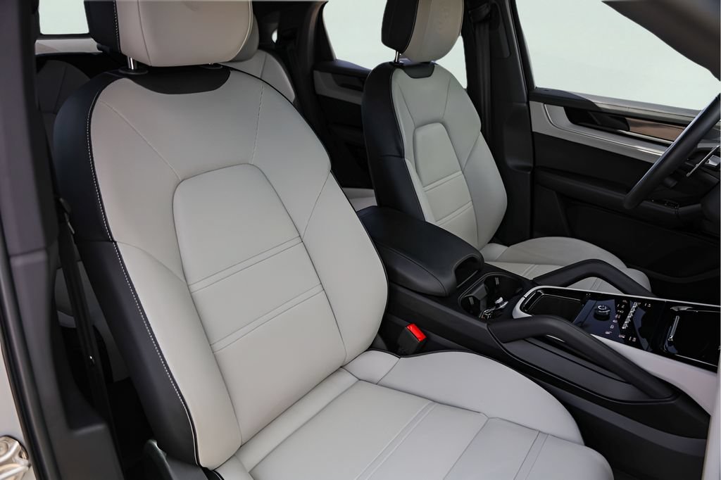 Used 2025 Porsche Cayenne E-Hybrid Coupe AWD/4WD image 32