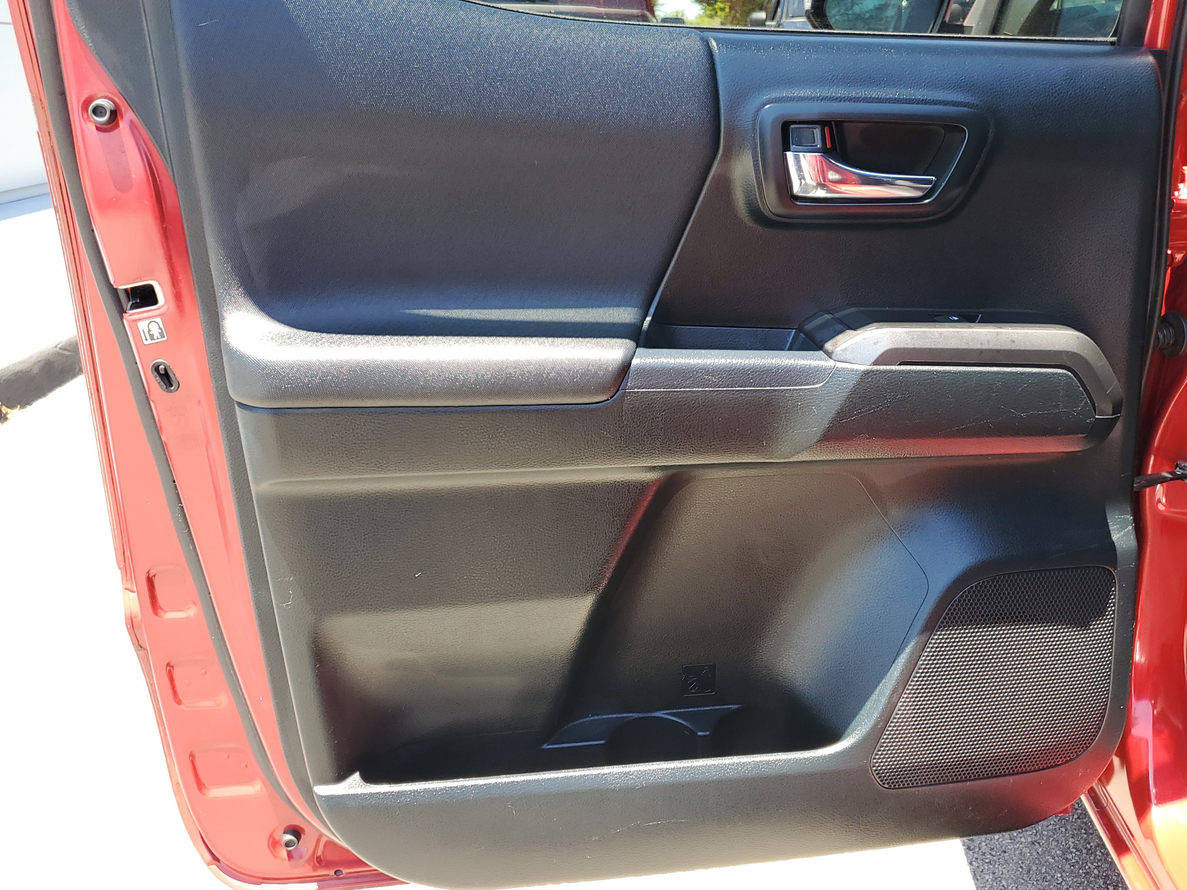 Used 2017 Toyota Tacoma TRD Sport w/ Premium & Technology Package image 12