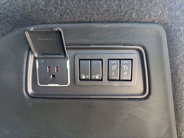 Used 2023 Cadillac Escalade Sport Platinum w/ LPO, ONYX Package image 31