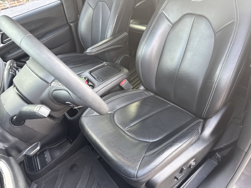 Used 2022 Chrysler Pacifica Touring-L w/ S Appearance Package FWD image 11