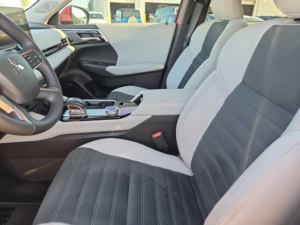 Used 2025 Mitsubishi Outlander SE FWD image 16