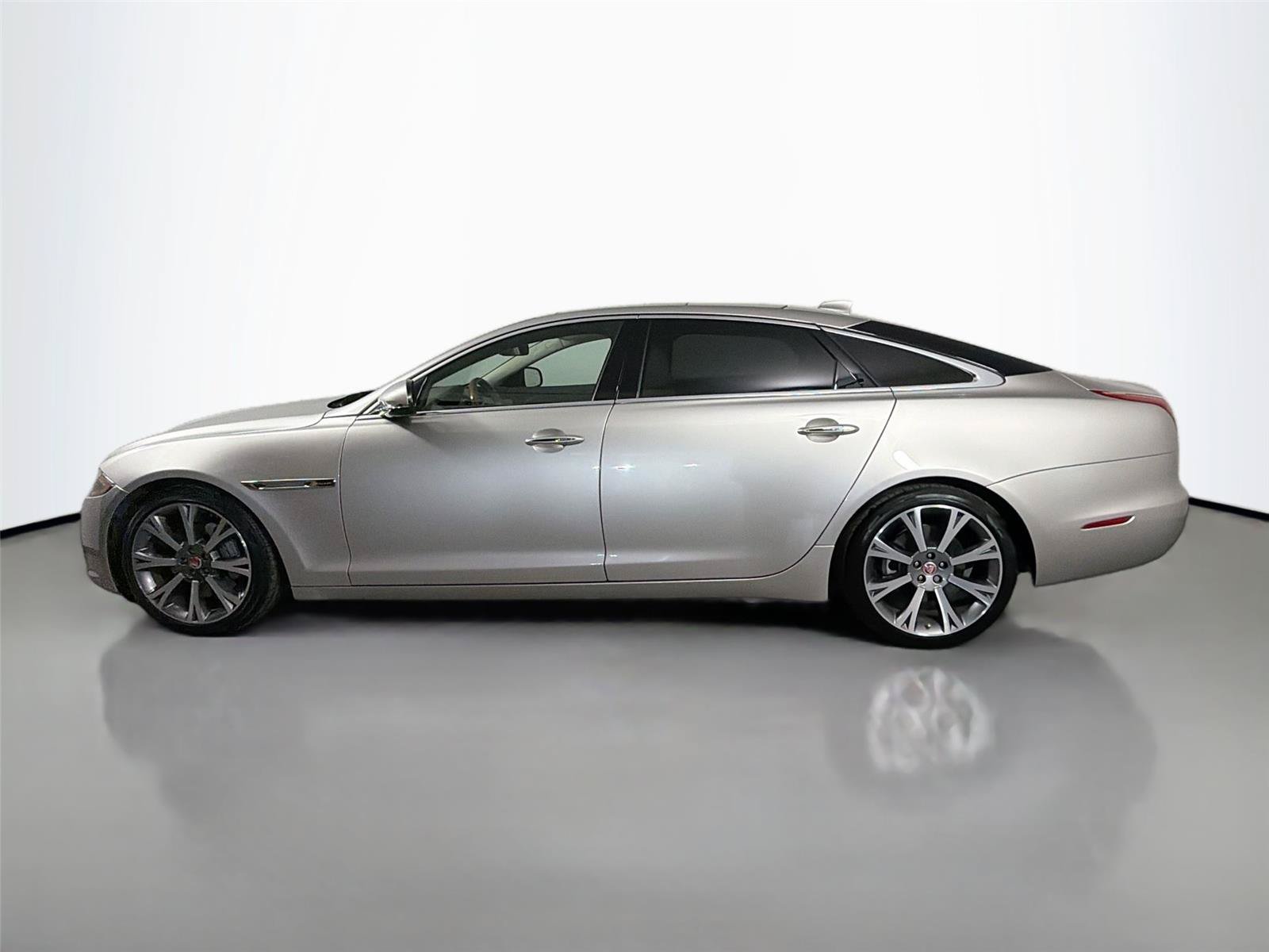 Used 2017 Jaguar XJ L Portfolio RWD image 9