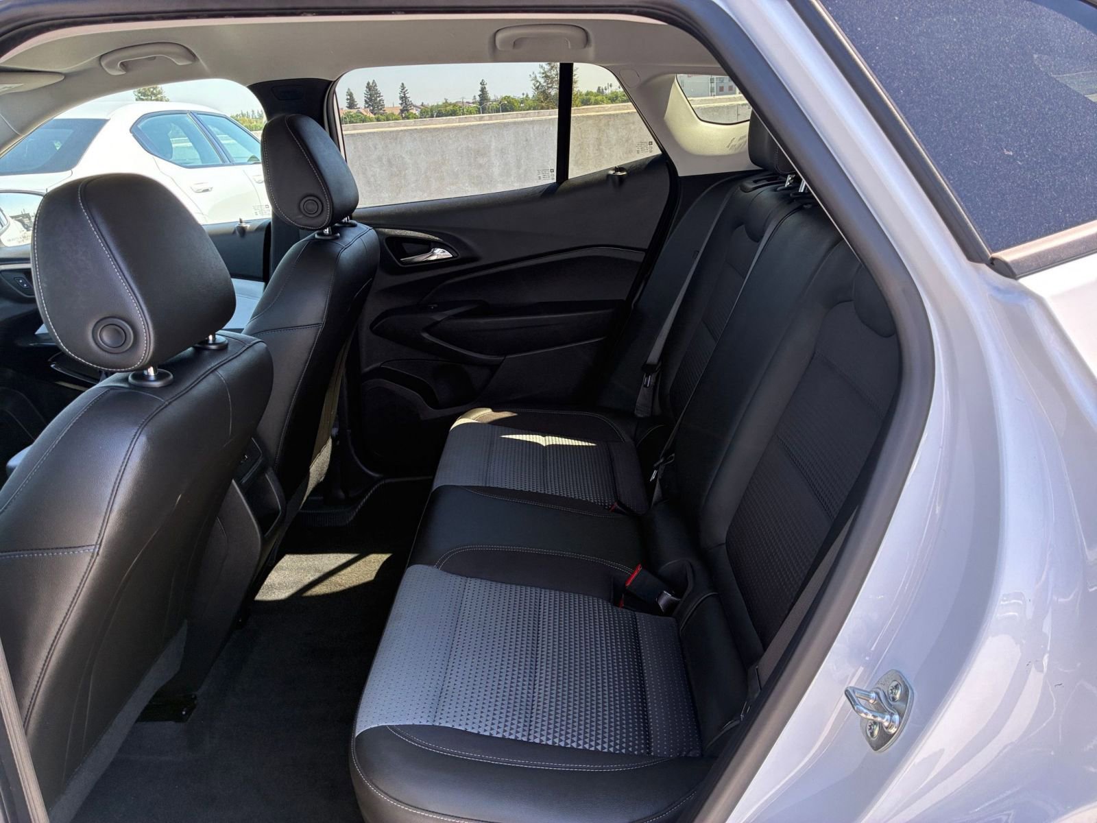 Used 2025 Chevrolet Trax LT w/ LT Convenience Package FWD image 24