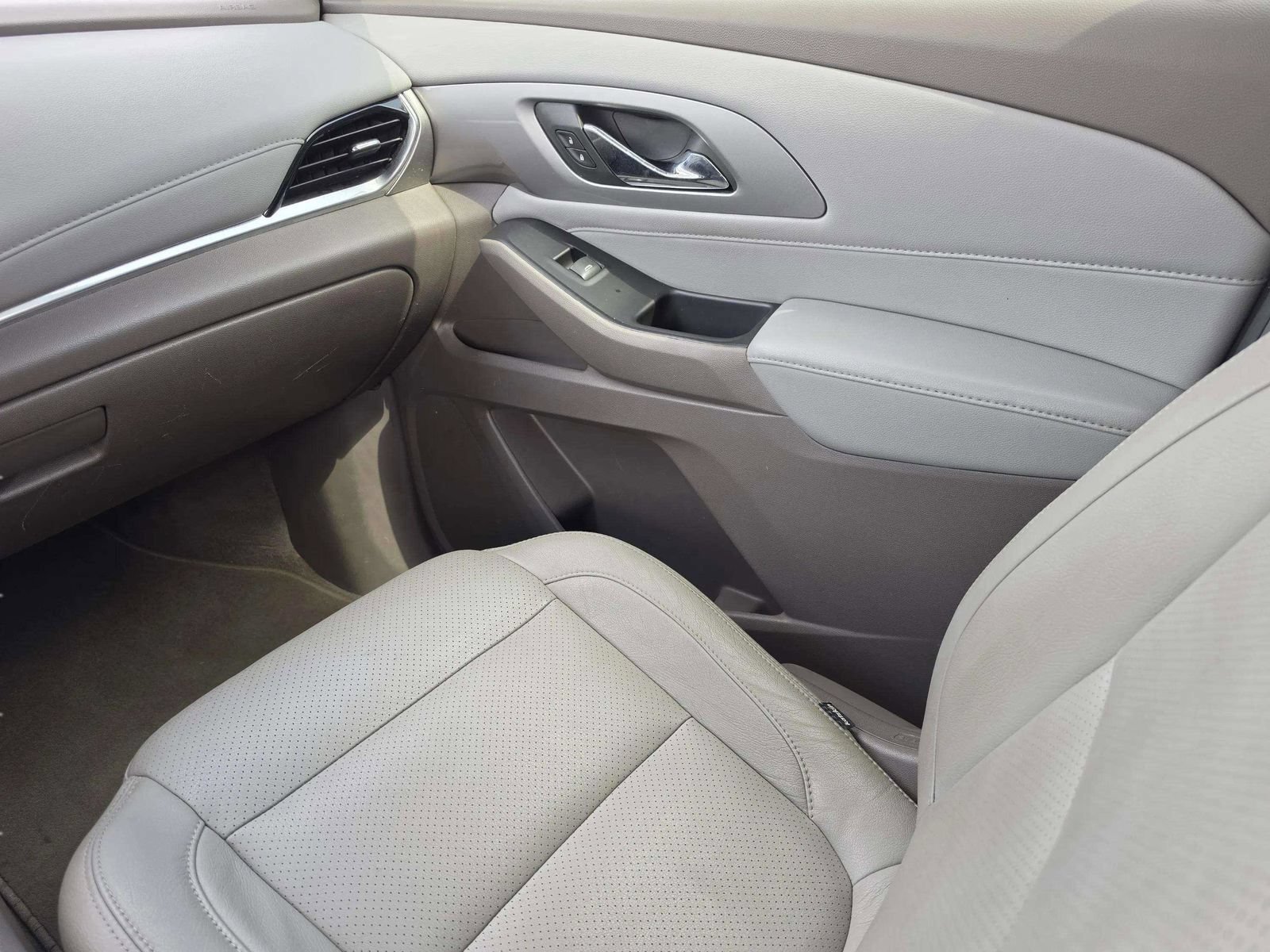 Used 2019 Chevrolet Traverse LT FWD image 19