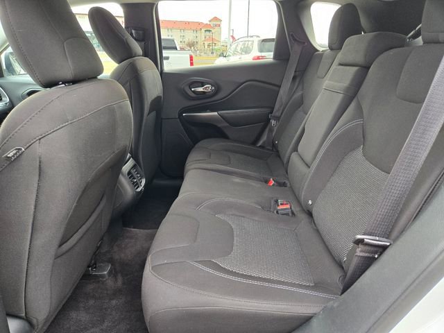 Used 2019 Jeep Cherokee Latitude w/ Popular Appearance Group image 4