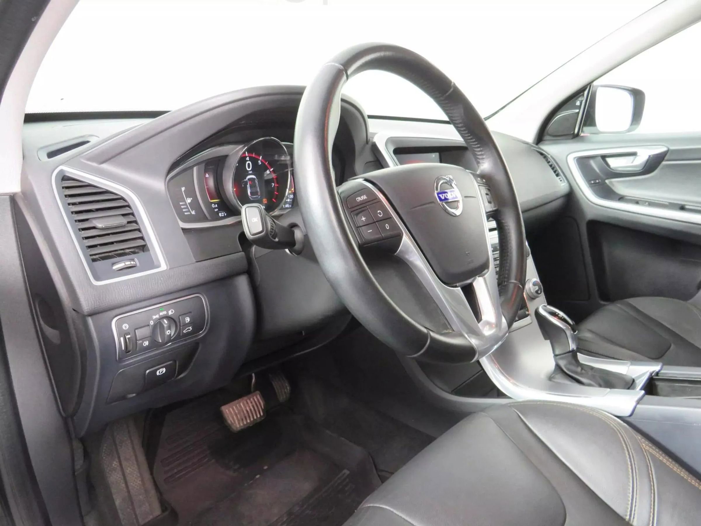 Used 2017 Volvo XC60 T6 Dynamic w/ Preferred Option Package image 9