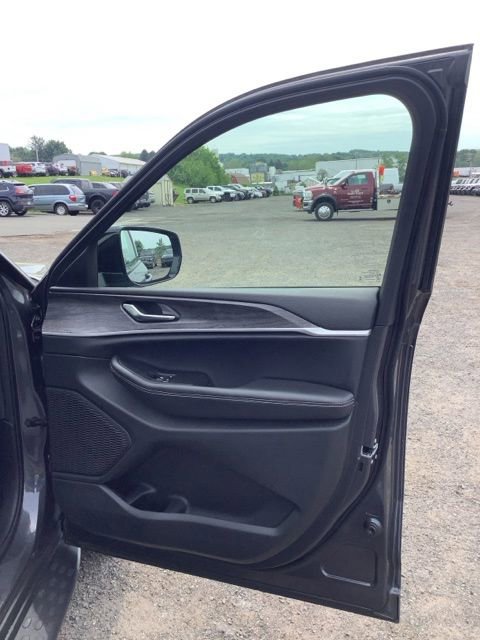 Used 2023 Jeep Grand Cherokee Limited w/ Luxury Tech Group II AWD/4WD image 18