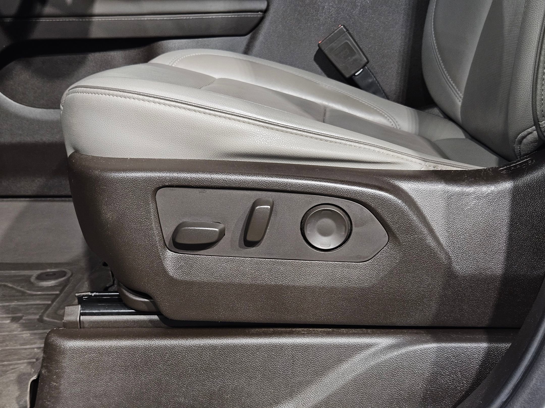 Used 2021 GMC Yukon SLT w/ SLT Luxury Package image 24