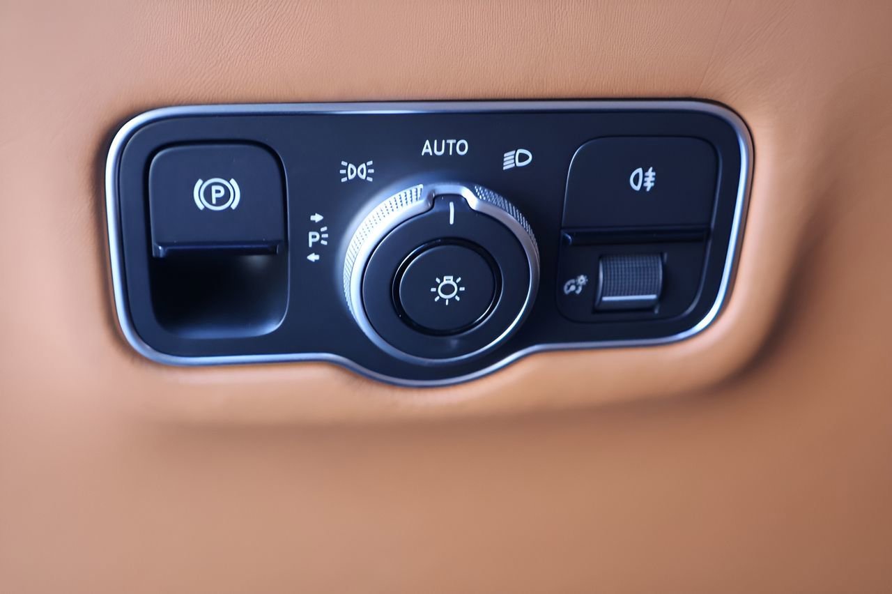 Used 2025 Aston Martin V8 Vantage Coupe RWD image 17