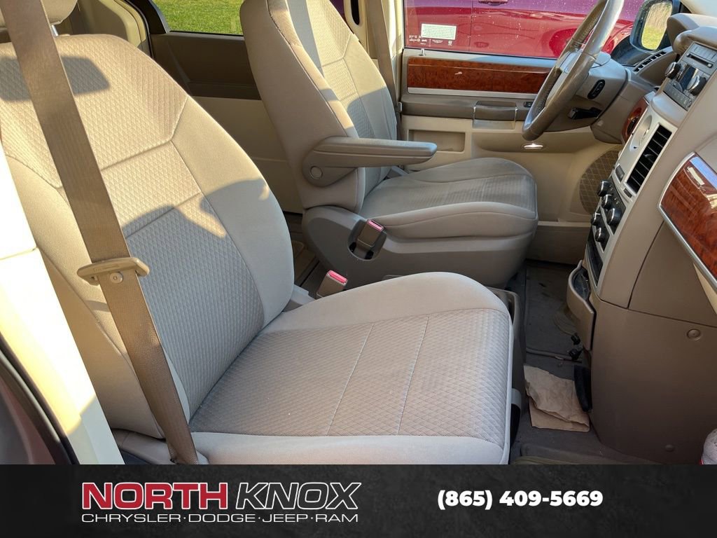 Used 2009 Chrysler Town & Country Touring image 11
